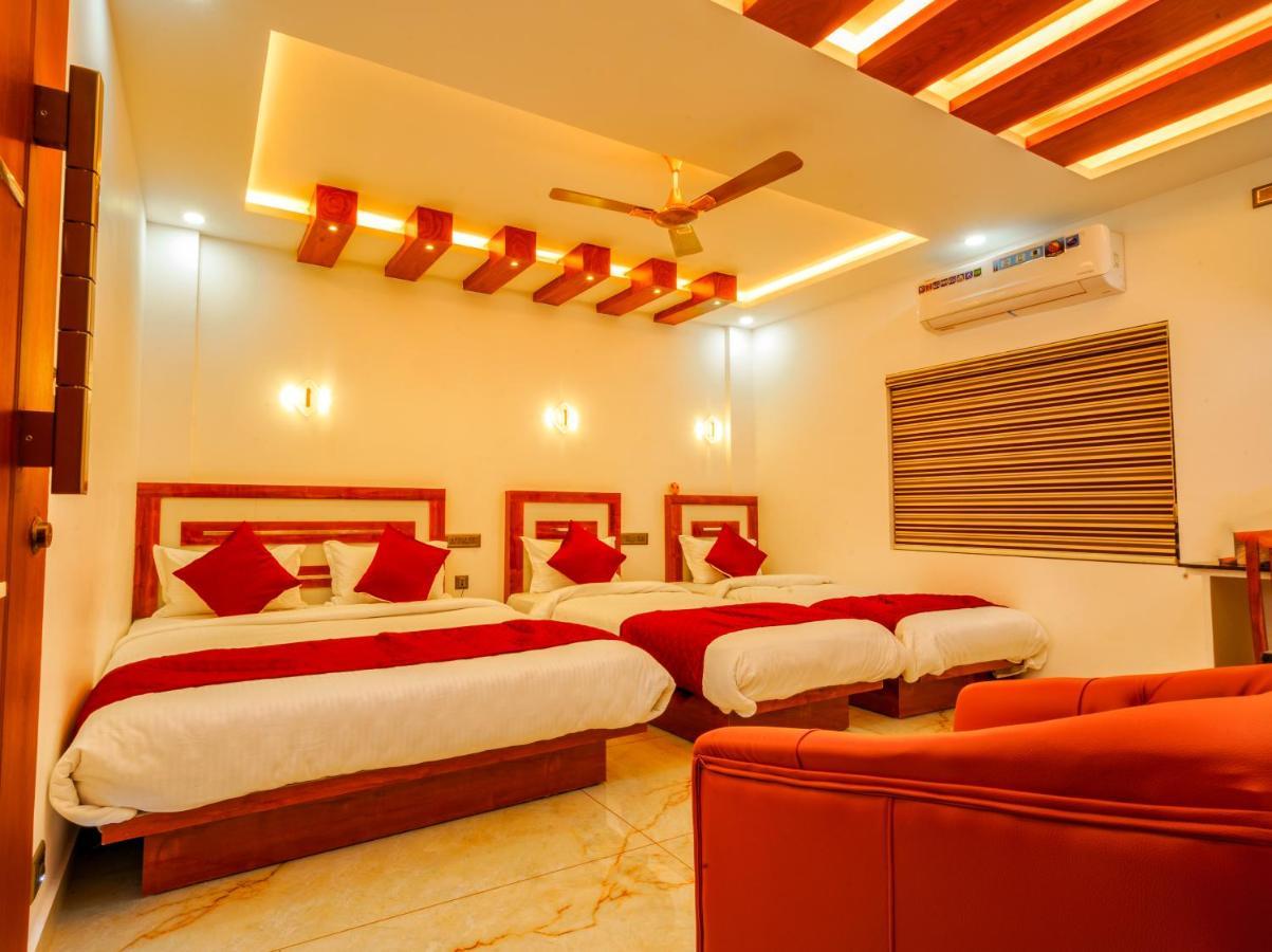 Marina Suites Airport Hotel Kochi Exterior foto