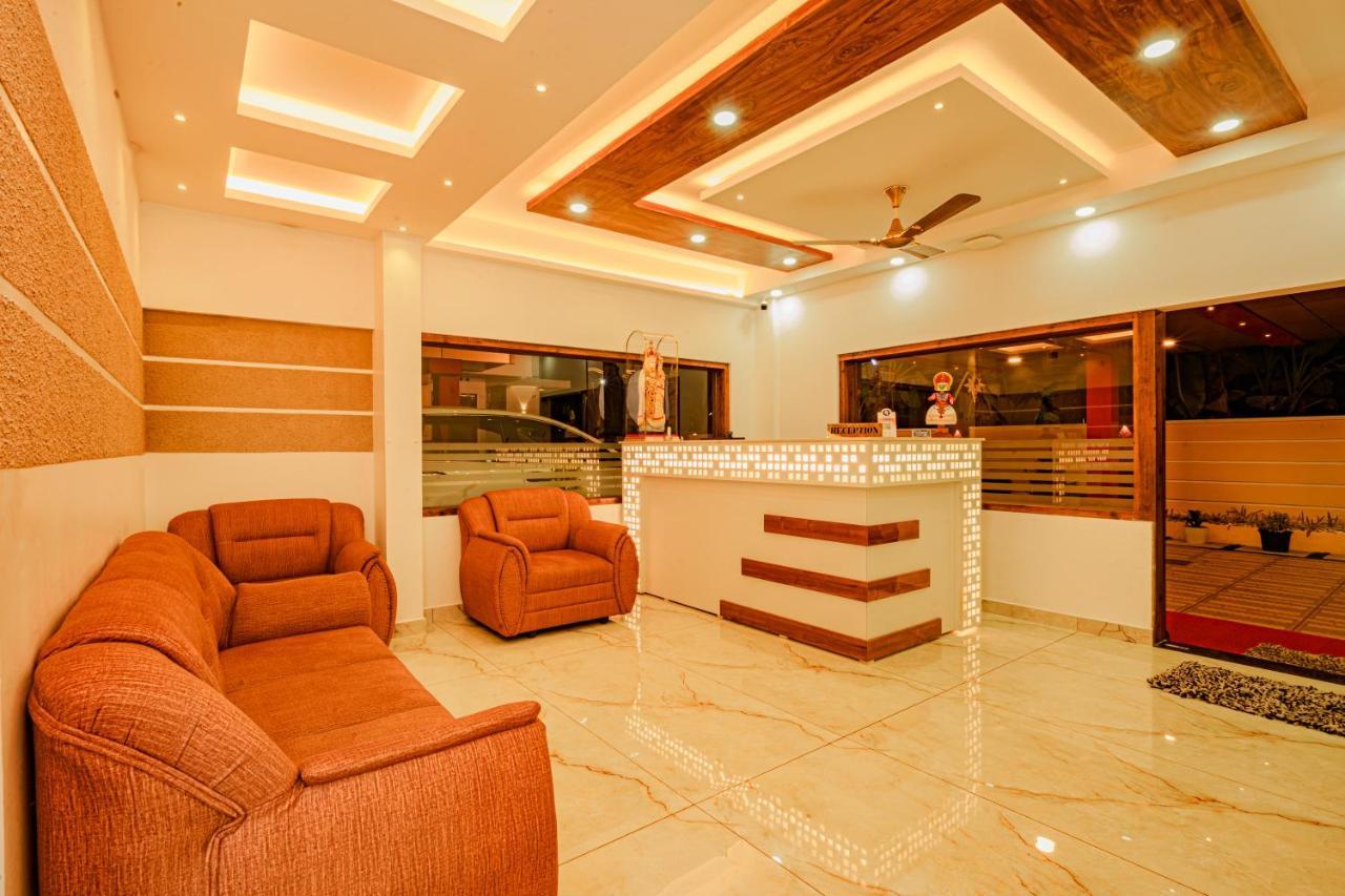 Marina Suites Airport Hotel Kochi Exterior foto