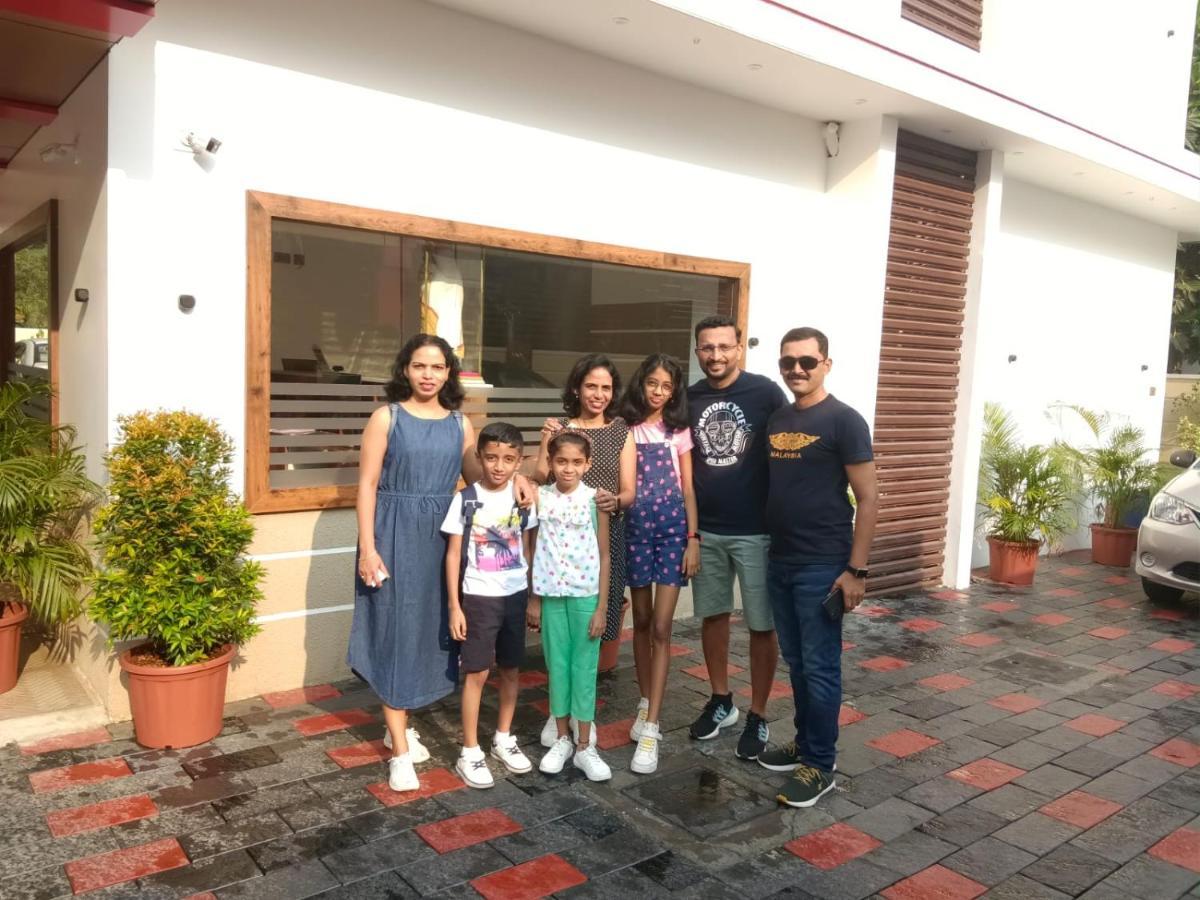 Marina Suites Airport Hotel Kochi Exterior foto
