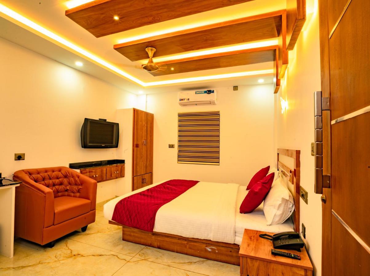 Marina Suites Airport Hotel Kochi Exterior foto