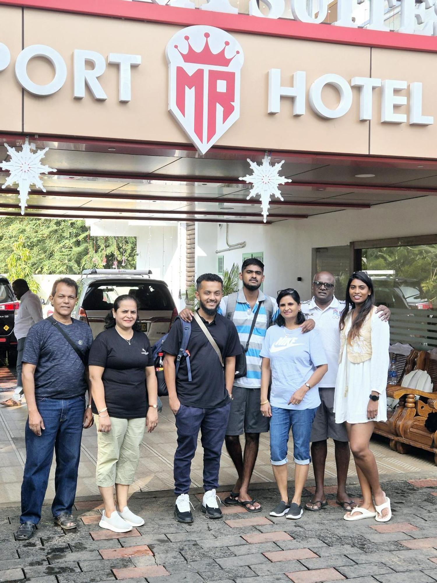 Marina Suites Airport Hotel Kochi Exterior foto